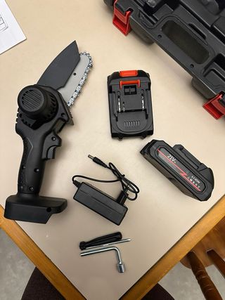 Motosega elettrica con batteria e valigetta