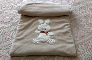 Saco para bebé con diseño de conejo