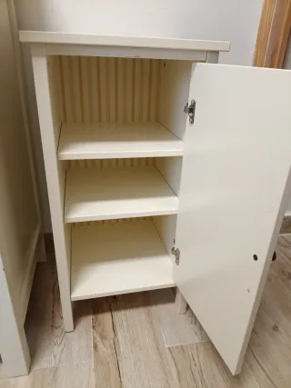 Mesita de noche blanca de madera