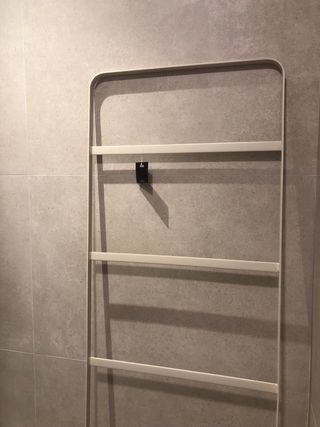 Toallero metálico.