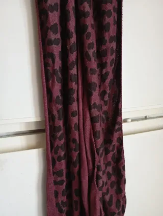 Bufanda morada con estampado de leopardo