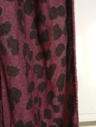 Bufanda morada con estampado de leopardo