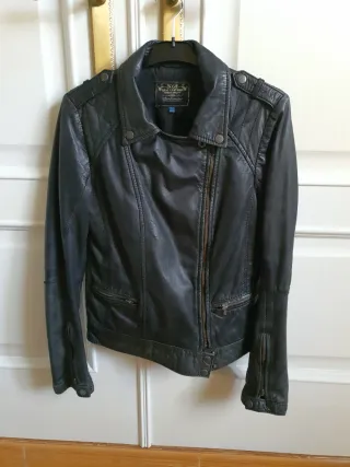 Cazadora de cuero negra