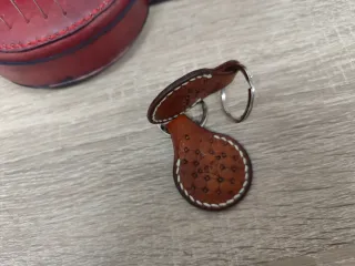 Llavero de cuero repujado