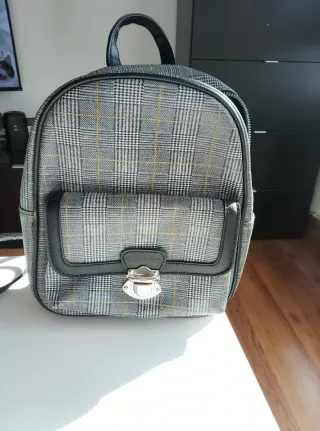 Mochila de cuadros gris y amarilla