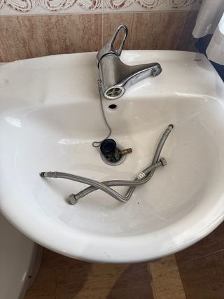 Lavabo ROCA con grifo y latiguillos