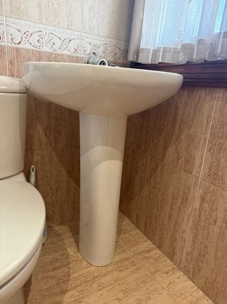 Lavabo ROCA con grifo y latiguillos