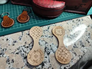 Llavero de cuero repujado