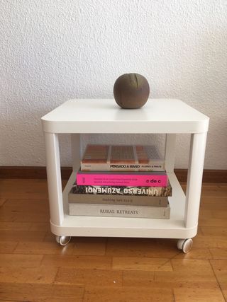 Mesa auxiliar IKEA blanca ruedas