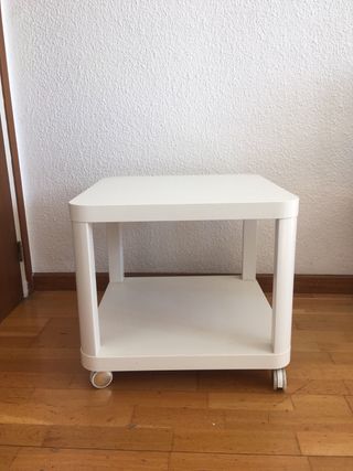 Mesa auxiliar IKEA blanca ruedas