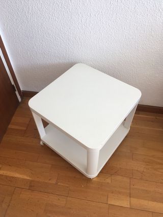 Mesa auxiliar IKEA blanca ruedas