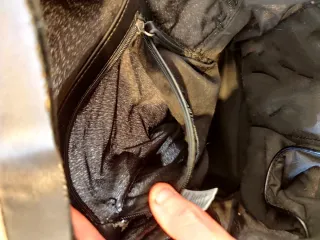 Mochila blanca de malla con detalles negros