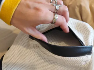 Mochila blanca de malla con detalles negros