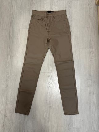 Pantalón pitillo efecto polipiel