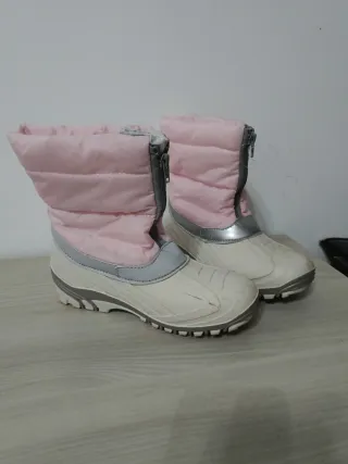 Dopo sci bambina rosa e bianchi