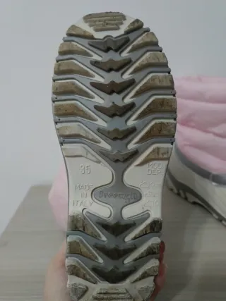 Dopo sci bambina rosa e bianchi