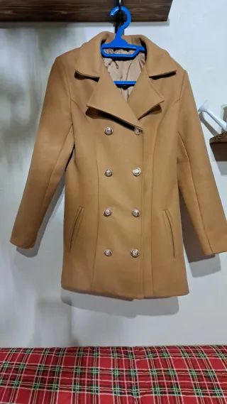 Cappottino marrone con bottoni dorati