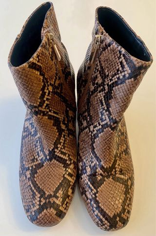 Botines Parfois efecto piel serpiente.