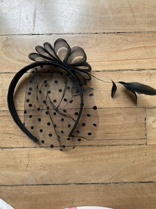 Diadema tocado Carnaval tul plumas estilo vintage