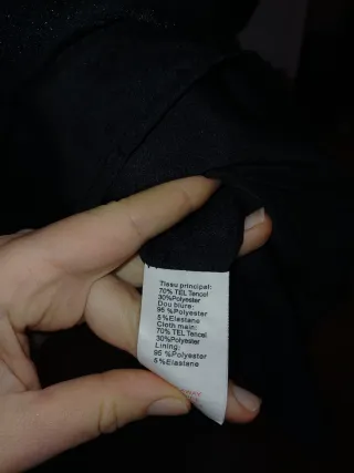 Vestido negro con volantes