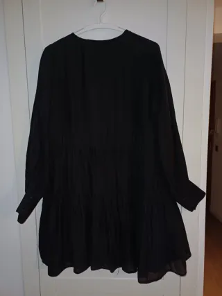 Vestido negro con volantes