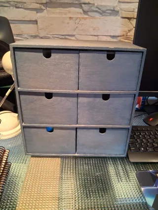 Cajonera pequeña azul.