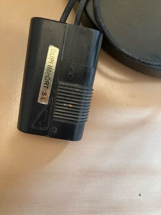 Lámpara de pie negra y dorada