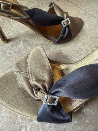 Zapatos de fiesta dorados y negros