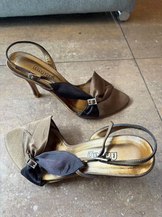 Zapatos de fiesta dorados y negros