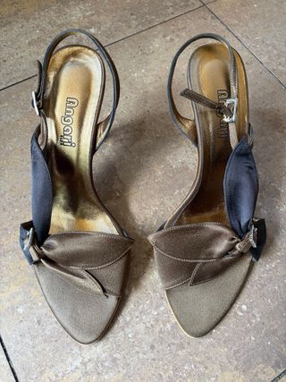 Zapatos de fiesta dorados y negros