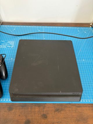 PS4 (PlayStation 4) con 2 mandos y 5 juegos