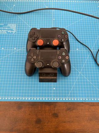 PS4 (PlayStation 4) con 2 mandos y 5 juegos