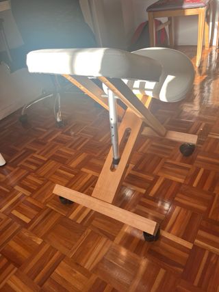 Silla ergonómica cuero blanco y madera