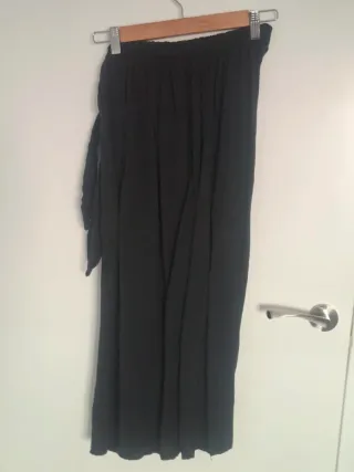 Falda larga negra anudada