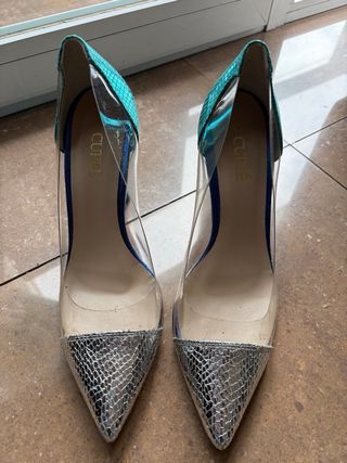 Zapatos de tacón plateados y turquesa