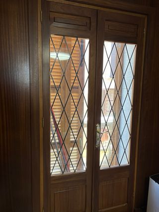 Ventana de madera con cortinas