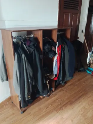 Mueble ropero de madera