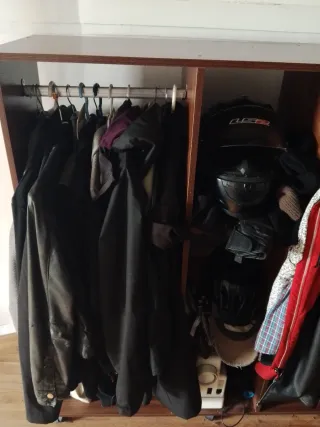 Mueble ropero de madera