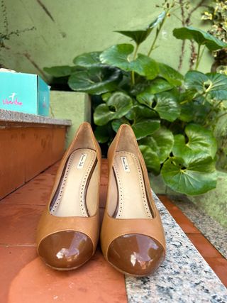 Zapatos de tacon de piel con puntera de charol