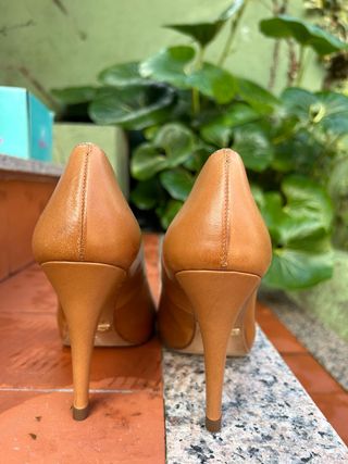 Zapatos de tacon de piel con puntera de charol