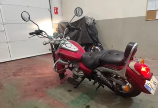 Moto Cruiser Roja y Negra Manual