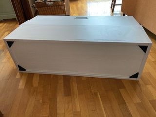 Estantería cerrada de madera blanca