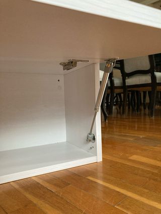 Estantería cerrada de madera blanca