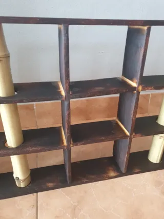 Estantería de madera y bambú para tazas