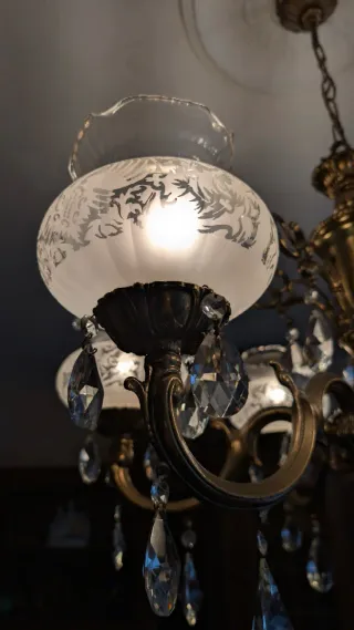 Lámpara de araña dorada de cristal