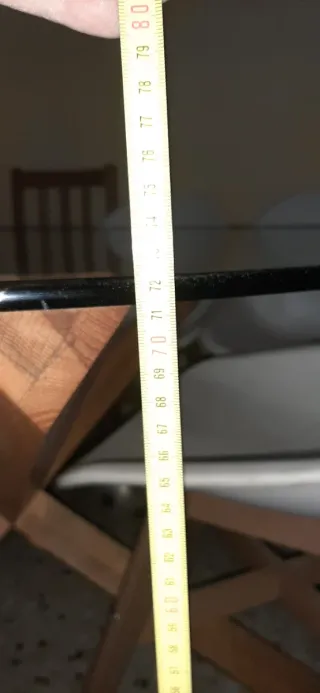 Mesa cristal y 4 sillas blancas