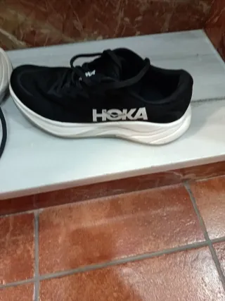 Zapatillas Hoka Negras y Blancas