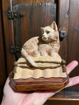 Figura decorativa gato beige y amarillo