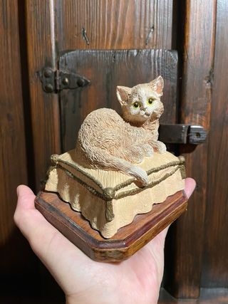 Figura decorativa gato beige y amarillo