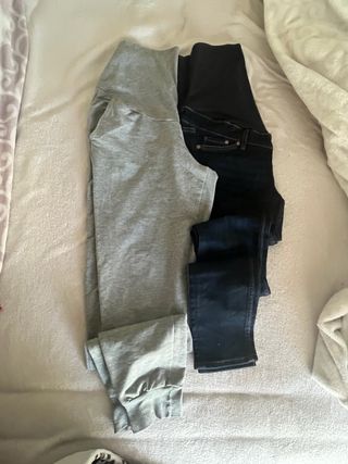 Pantalones premamá azules y grises